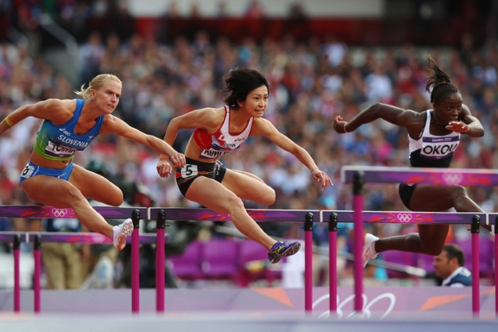 Nữ VĐV điền kinh tranh tài ở nội dung 110m vượt rào ở Olympic London 2012.